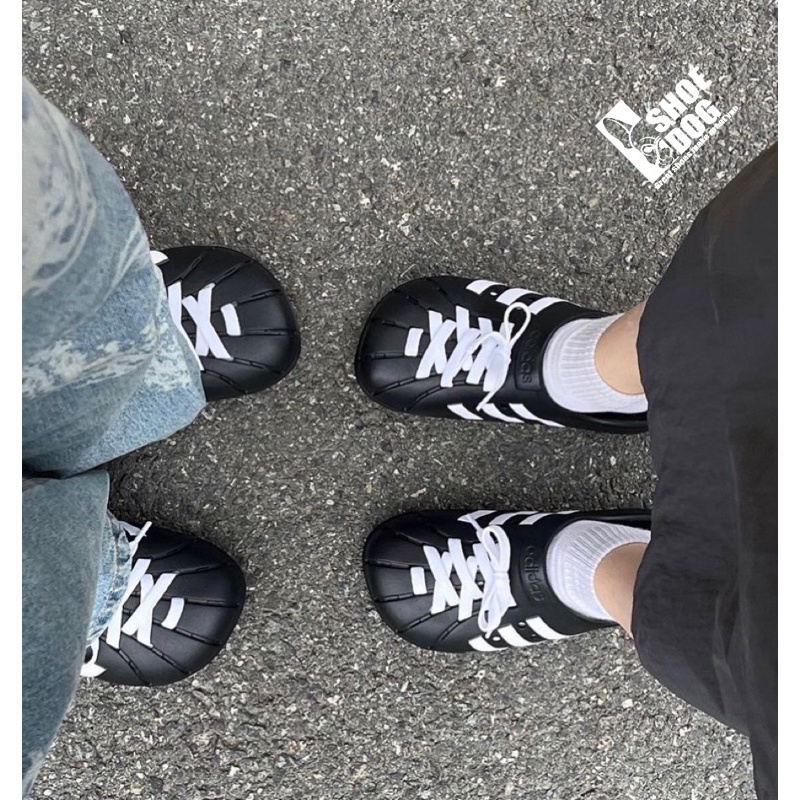 [ของแท้ Check Cover] รองเท้าแตะ Adidas Adilette Clogs Crocs ลายแถบสีดำและสีขาว แฟชั่น ป้องกันการสึก