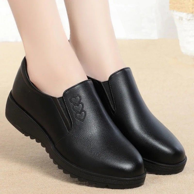 รองเท้าหนัง พื้นนิ่ม กันลื่น น้ําหนักเบา ขนาดใหญ่ สวมใส่สบาย สําหรับผู้หญิง