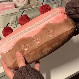 Creative Pink Cherry Plush กล่องดินสอนักเรียนความจุขนาดใหญ่กล่องดินสอเค้กกระเป๋าเก็บเครื่องเขียนอเนกประสงค์กระเป๋าเครื่องสําอาง