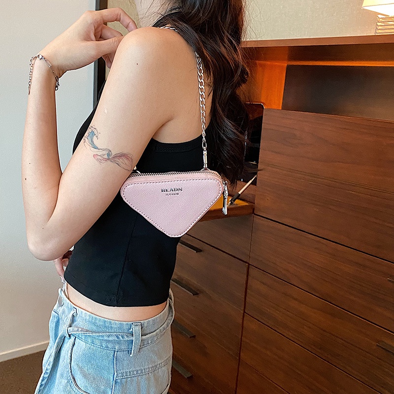 กระเป๋าสะพายไหล่ ทรงสามเหลี่ยม ขนาดเล็ก แต่งสายโซ่คล้อง เหมาะกับใส่เหรียญ ลิปสติก สําหรับผู้หญิง