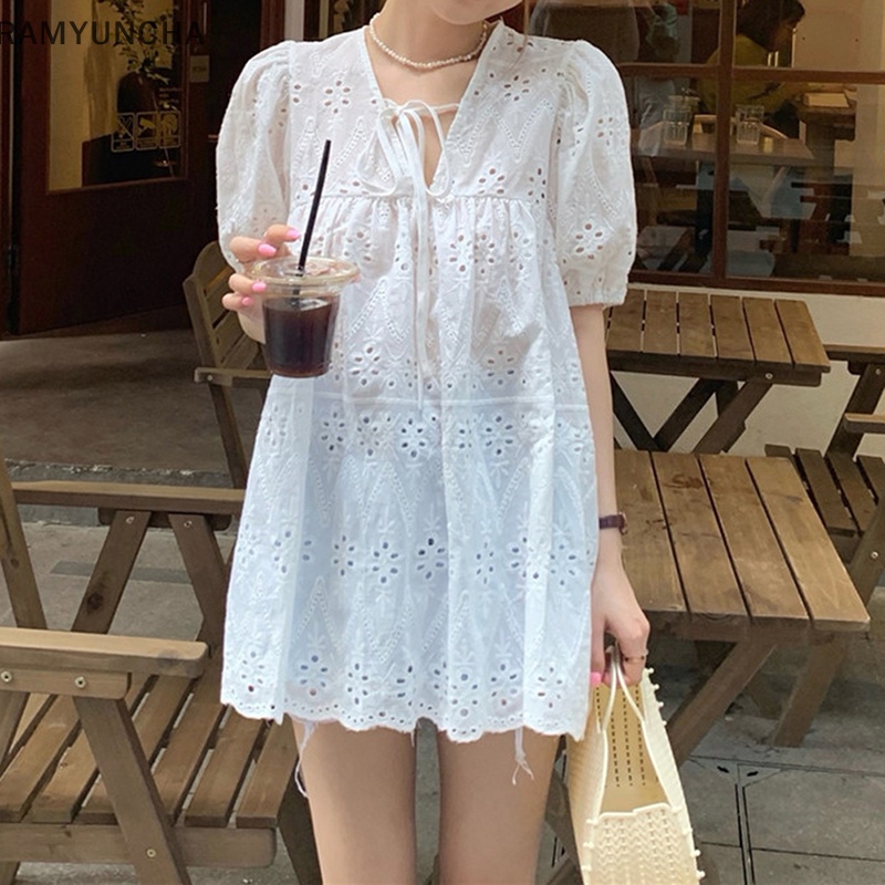 【HSSL】มินิเดรสสีขาว ชุดมินิเดรสลําลอง คอวี แขนพัฟ แต่งลูกไม้ ทรงหลวม ระบายอากาศ เข้ากับทุกการแต่งกาย แฟชั่นฤดูร้อน สําหรับผู้หญิง TH7717