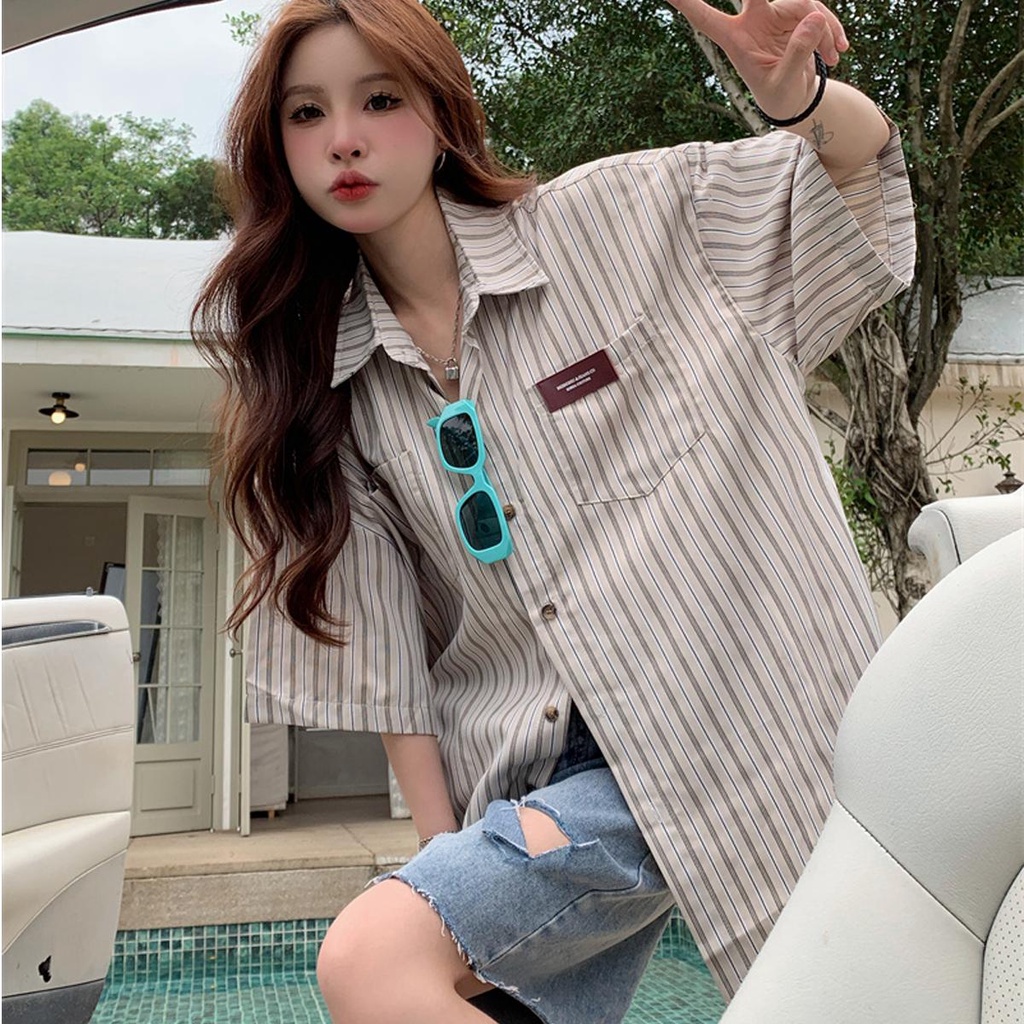 Lune_Gra-พร้อมส่ง-เสื้อเชิ้ตแขนสั้นลายทาง โอเวอร์ไซส์ แต่งกระเป๋าเก๋ๆ แฟชั่นผู้หญิง สไตล์เพรพพี้ (preppy style) รุ่นw300