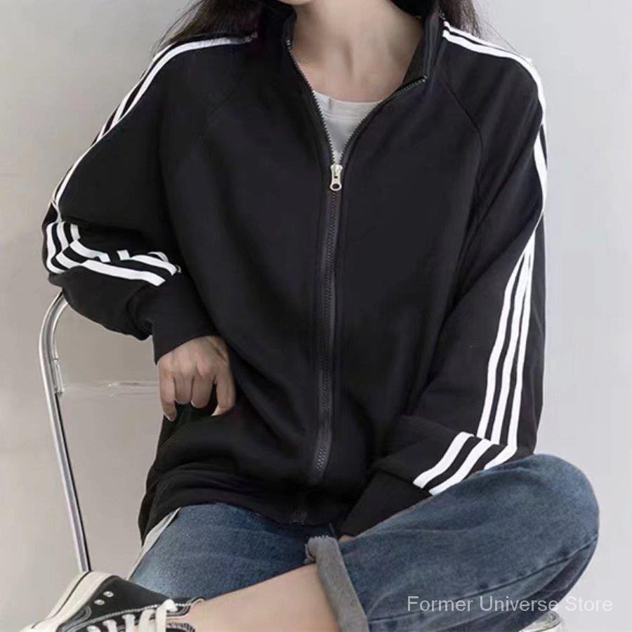 เสื้อแจ็กเก็ตเบสบอล ทรงหลวม สามแถบ สีดํา สไตล์เกาหลี เหมาะกับฤดูใบไม้ผลิ ฤดูร้อน สําหรับผู้หญิง SH1417