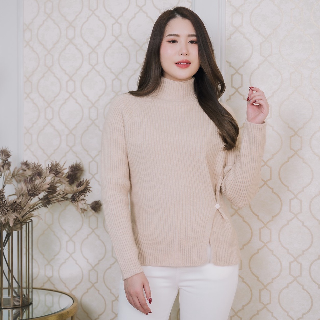 SNOWCOVER - SC149 Willa Sweater เสื้อไหมพรมผสมวูลคอปีน ผ้าหนาทอแน่น กระดุมช่วงเอวปรับให้เข้ารูปได้