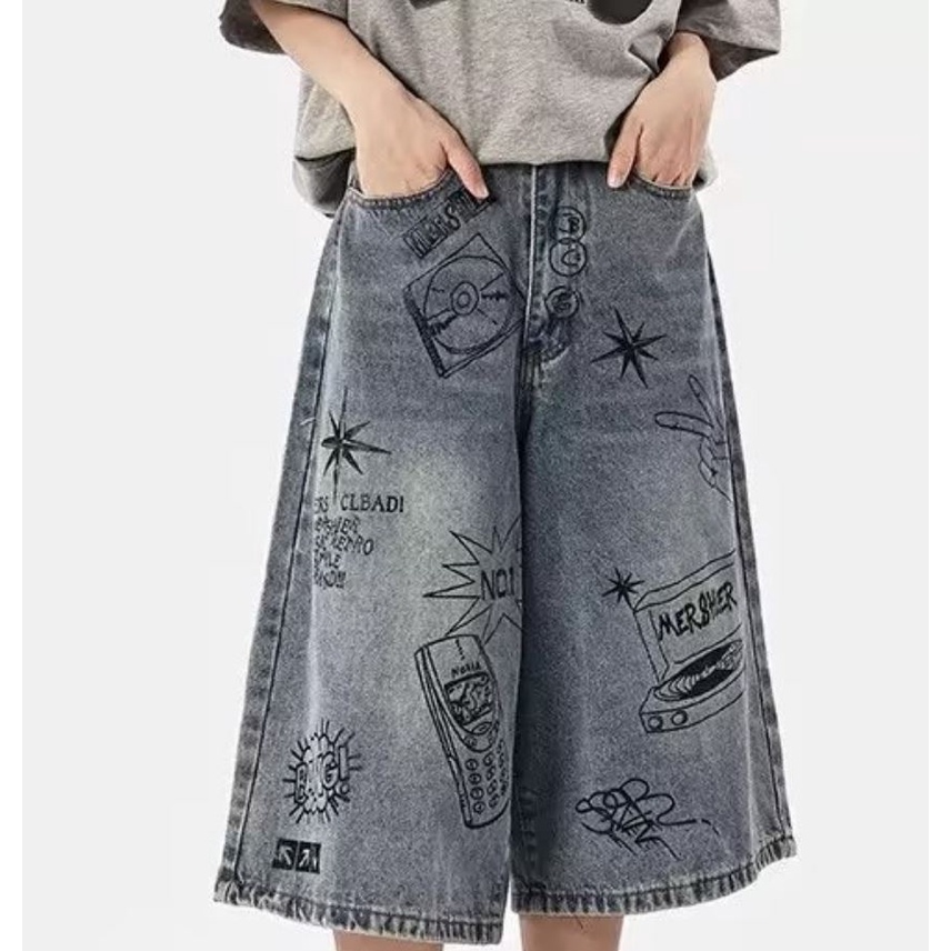 กางเกงยีนขาสั้น ขากว้าง ทรงหลวม พิมพ์ลายกราฟฟิติ แบบสร้างสรรค์ แฟชั่นฤดูร้อน สไตล์อเมริกันเรโทร สําหรับผู้ชาย