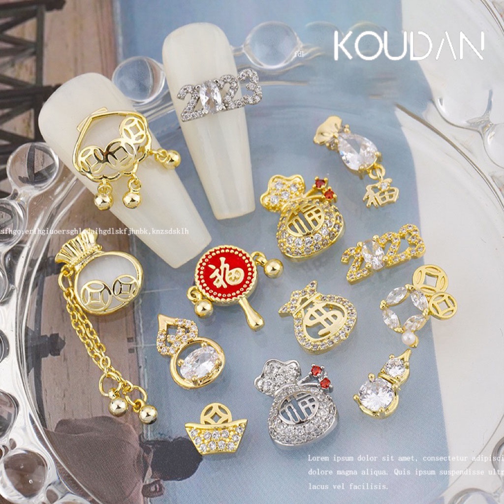 Koudan เพทายตกแต่งเล็บ ลายแมวนําโชค ปีใหม่ สีทอง 1 ชิ้น