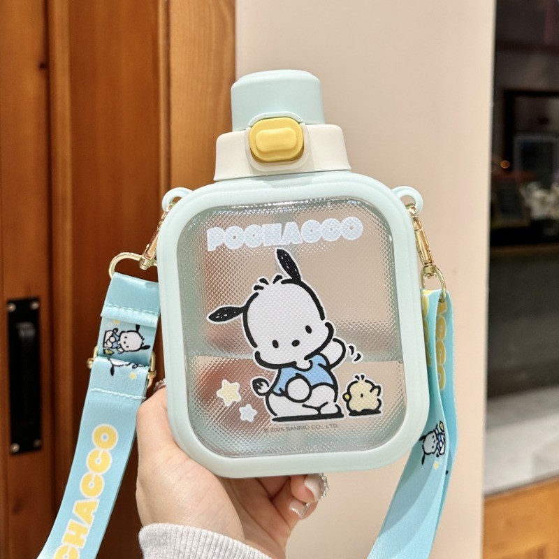 ถ้วยน้ํา Kuromi 2025 สไตล์ใหม่ Crayon Shin-Chan ขวดน้ําพร้อมฟาง Crossbody เด็กนักเรียนถ้วยพลาสติกสี่เหลี่ยมแบบพกพา