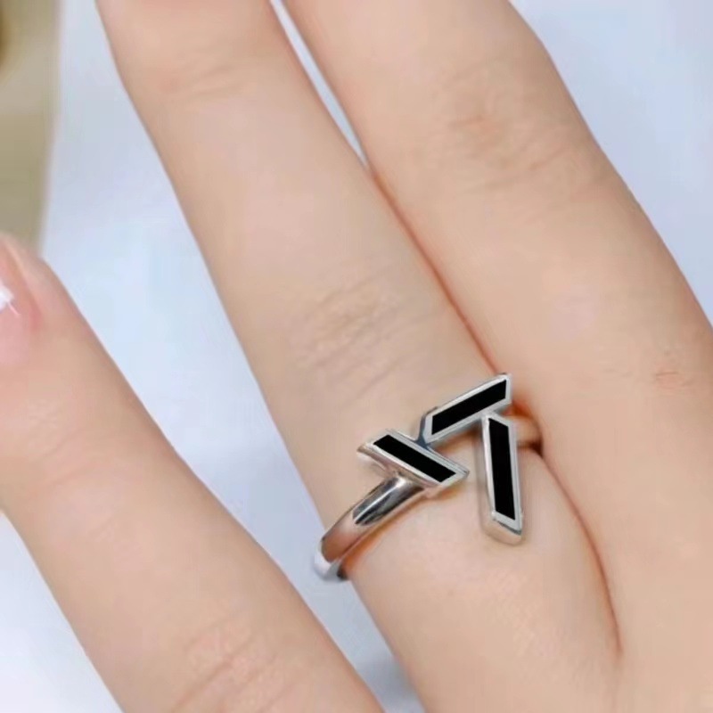 แหวนแฟชั่น ลายโลโก้ Kpop Idol SEVENTEEN สีดํา สไตล์เกาหลี ของขวัญ