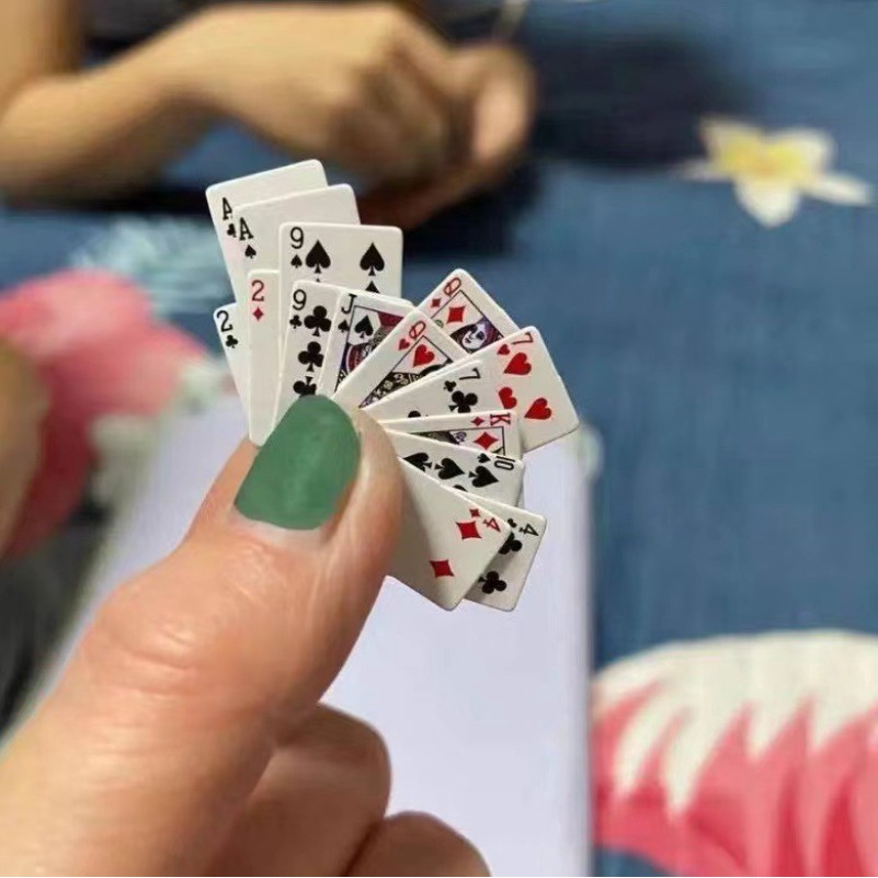 Mini Poker Thumb Travel Card Trick ขนาดกะทัดรัดและความบันเทิงของเล่น