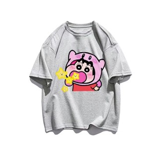 แฟชั่น เสื้อยืดแขนสั้นผ้าฝ้ายพิมพ์ลายการ์ตูน Crayon Shin-chan สำหรับผู้ชายหลวมอินเทรนด์และลำลอง เสื้อผ้า