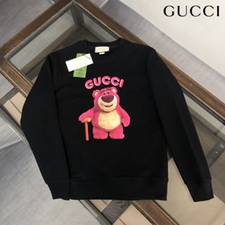 Gucci100% เสื้อกันหนาวลําลอง พิมพ์ลายหมีสตรอเบอร์รี่ ขนาดใหญ่ สไตล์เกาหลี แฟชั่น สําหรับทุกเพศ