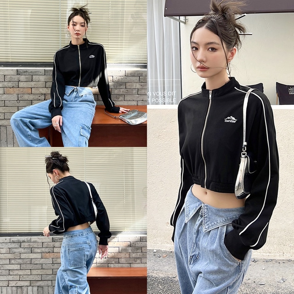 ราคาถูกที่สุด เสื้อแจ็คเก็ตครอป แขนยาวคอปีน อกปักลายภูเขา มีซิปหน้าแขนแต่งแถบเส้นบางสีขาว