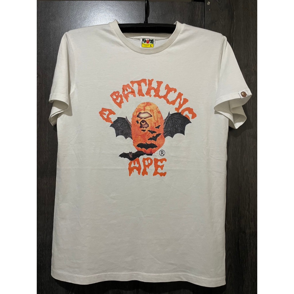 คอกลม เสื้อBAPE A Bathing Ape Halloween College Tee White มือสอง สภาพดี