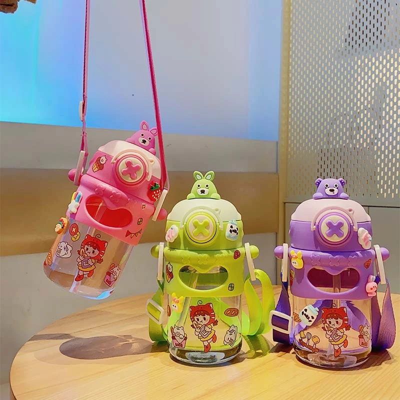 （ พร้อมส่ง）กระติกน้ำดื่มสำหรับเด็ก สัตว์ประหลาดตัวน้อย ถ้วยพลาสติก ทนทานต่อการตกหล่น กระติกน้ำเด็กอนุบาลพกพาเด้งดึ๋งๆ