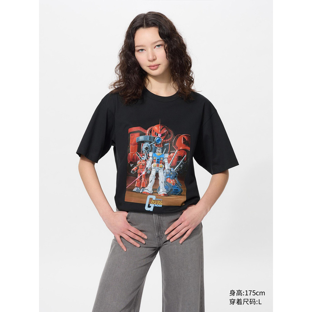 Uniqlo เสื้อยืดแขนสั้นพิมพ์ลาย Gundam สําหรับผู้ชายและผู้หญิง "Mobile Suit Gundam" 480143