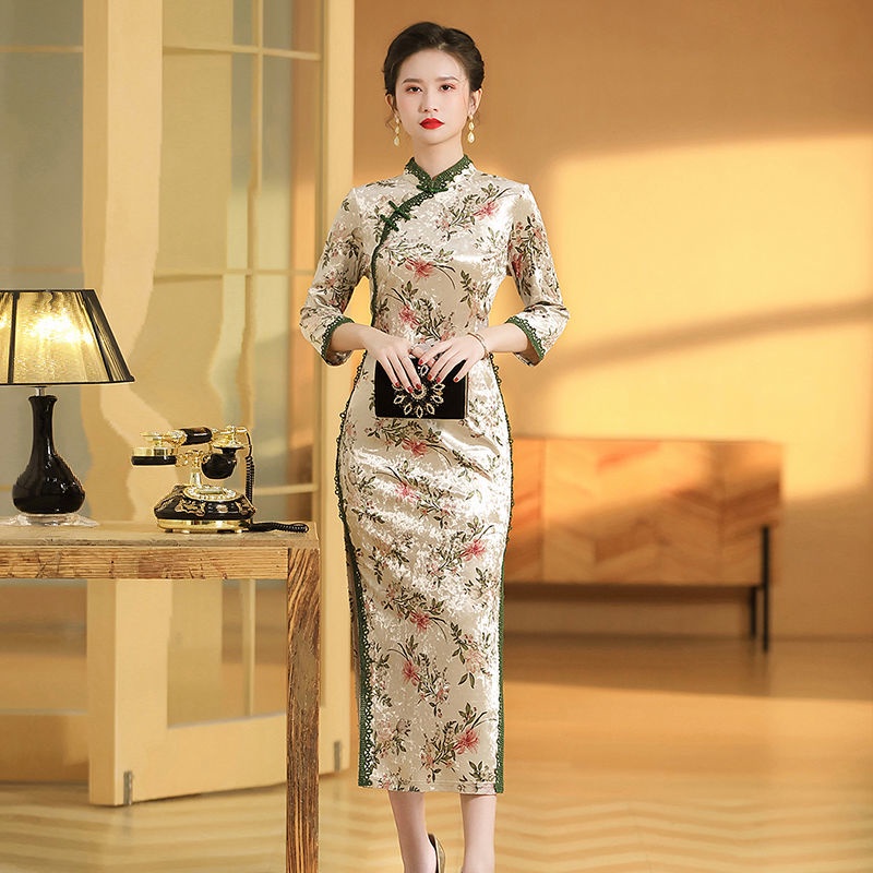 Cheongsam ผู้หญิงกํามะหยี่แขนยาวดอกไม้ Slim Dress Tang สไตล์ Retro Gold Qipao