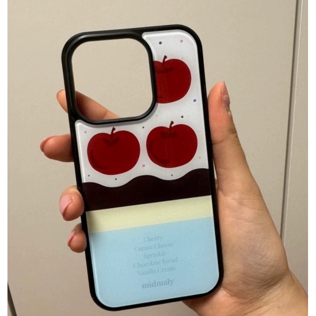 สไตล์เกาหลี ins สไตล์ Niche Cherry Cake หวานน่ารักขอบสีดํา 16plus เหมาะสําหรับ iphone15pro/14promax Apple 13/12/11 เคสโทรศัพท์ 16 เคสป้องกัน
