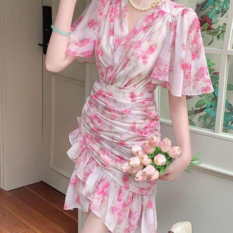 พร้อมส่ง เวอร์ชั่นเกาหลี ใส่สบาย เรียบหรู โอบกระชับ เดรสลายดอกไม้สีชมพูสวยรับวันพักผ่อนริมทะเล เด