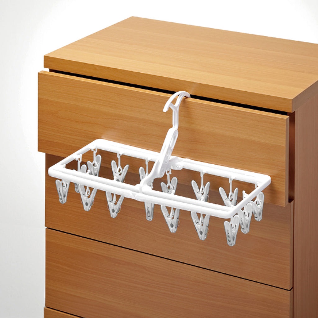 NITORI พวงหนีบผ้า 16 ตัวหนีบ สำหรับแขวนในที่ร่ม