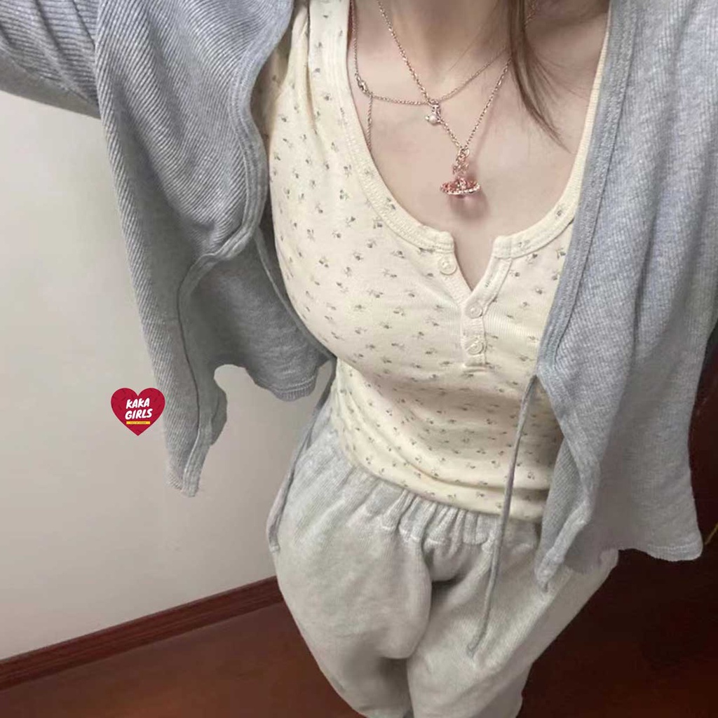 พร้อมส่ง เสื้อครอปเเขนสั้นสีนวลลายดอกใส่วันชิลๆ ใส่ง่าย