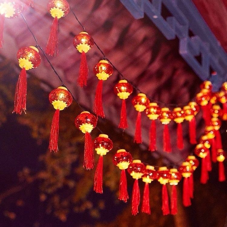 🔥Chinese New Year ตรุษจีน ปีใหม่จีน ตรุษจีน แอลอีดี โคมลอยสีแดงพลังงานแสงอาทิตย์ แต่งงานด้วยโคมไฟประดับไฟฉลองเทศกาลโคมไฟสีฉูดฉาด - รูปที่ 4