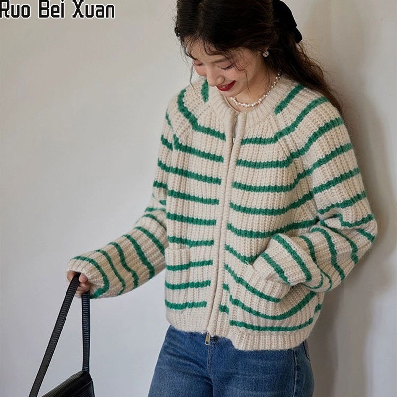 Ruo Bei Xuan ใหม่ เสื้อกันหนาว คาร์ดิแกน คอกลม ผ้าขนสัตว์ถัก ลายทาง สไตล์ฝรั่งเศส เรโทร สําหรับผู้หญิง