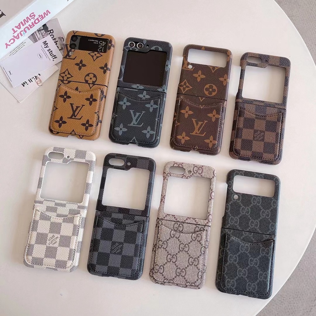 SAMSUNG หรูหราแบรนด์ใหญ่ใส่การ์ดเคสโทรศัพท์สําหรับsamsung Galaxy Z Flip 3 4 5 6 เคสโทรศัพท์คลุมทั้งหมดพับหนังลายนูนเคสโทรศัพท์