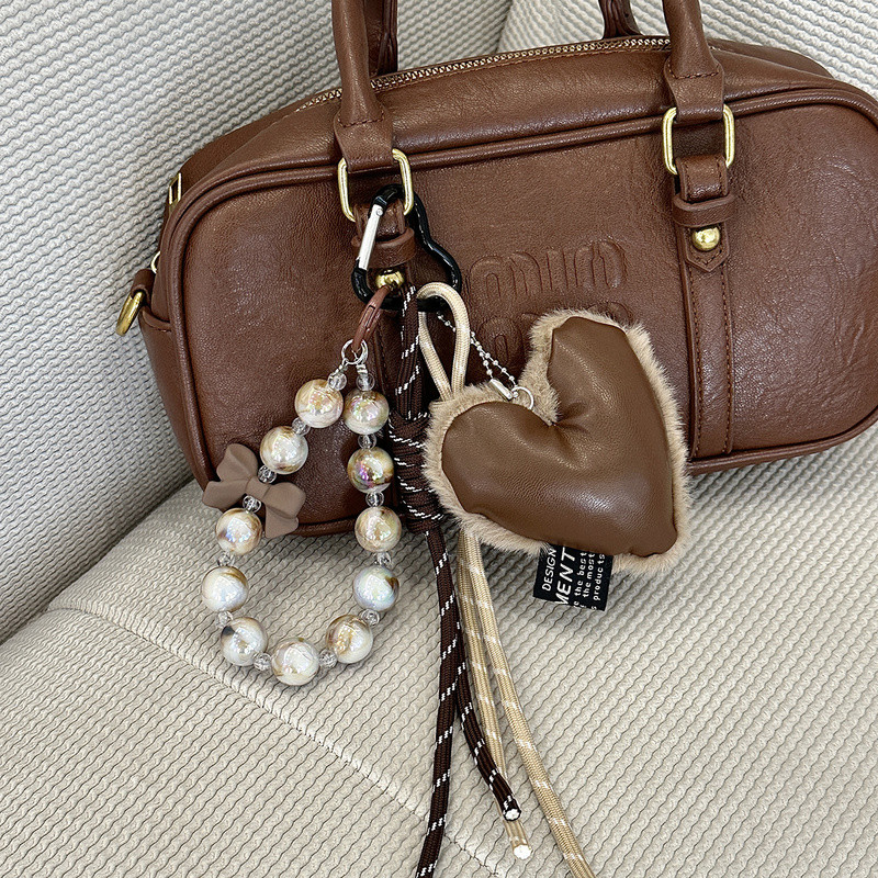 Mountaineering Buckle Plush Heart-shaped จี้พวงกุญแจสําหรับกระเป๋าผีเสื้อโบว์ตกแต่งของขวัญส่วนบุคคลสําหรับเพื่อน - รูปที่ 3