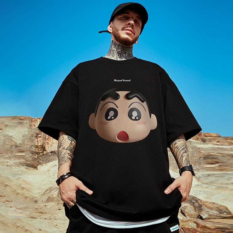 เสื้อยืดคอกลม แขนสั้น พิมพ์ลายกราฟฟิคชินจัง แฟชั่นฤดูร้อน สไตล์ญี่ปุ่น สําหรับผู้ชาย และผู้หญิง มีสีดํา สีขาว