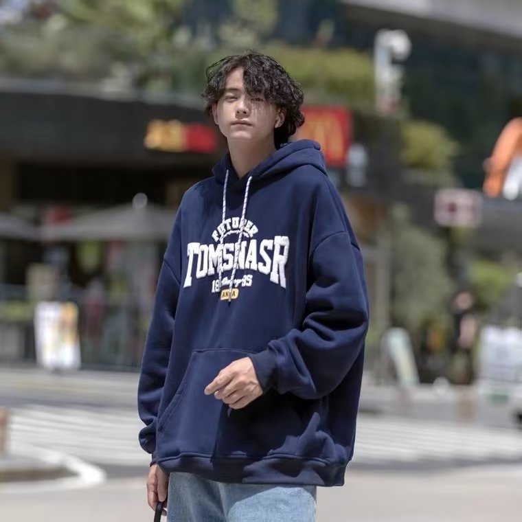 เสื้อกันหนาวลําลอง มีฮู้ด พิมพ์ลายตัวอักษร ขนาดใหญ่ แบบเรียบง่าย สไตล์เกาหลี สําหรับผู้ชาย และผู้หญิง【M-5XL】