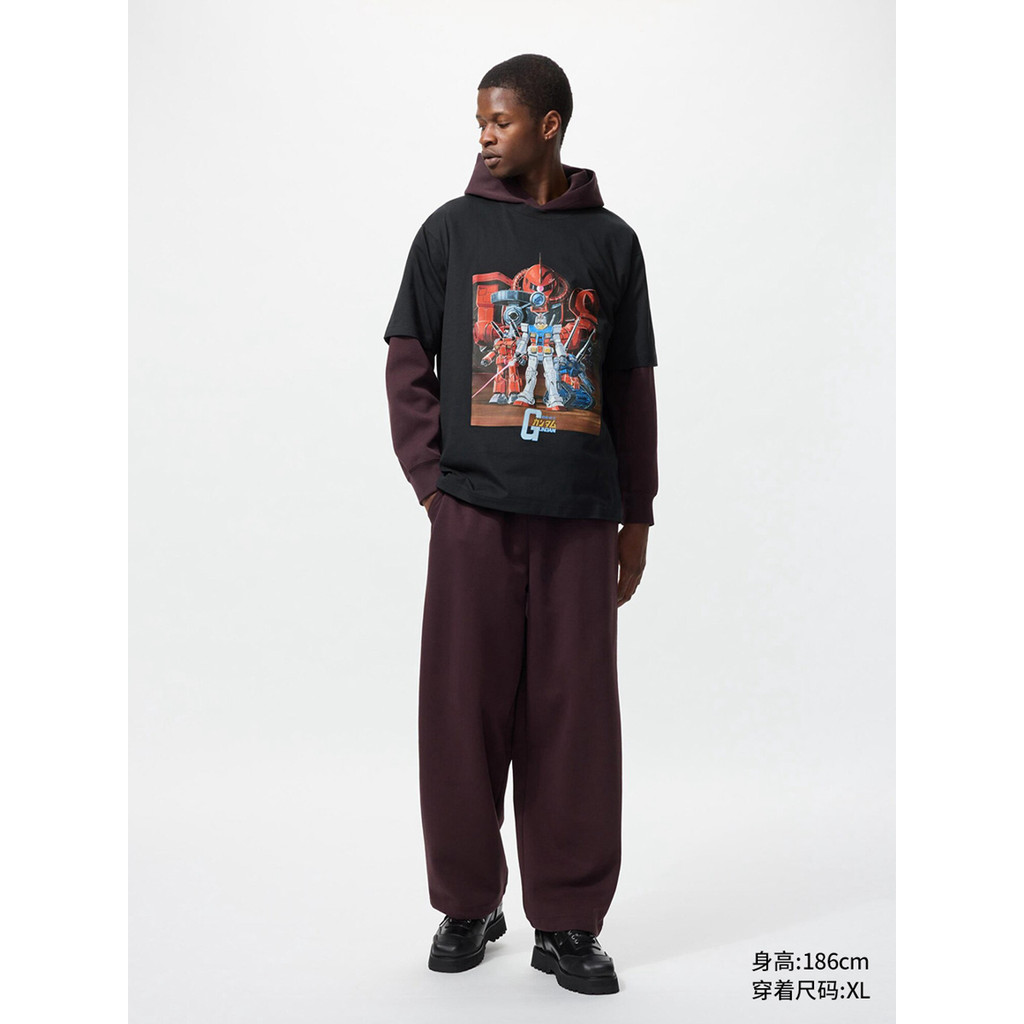 Uniqlo เสื้อยืดแขนสั้นพิมพ์ลาย Gundam สําหรับผู้ชายและผู้หญิง "Mobile Suit Gundam" 480143