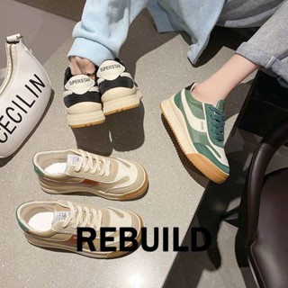 REBUILD  รองเท้าผ้าใบผู้หญิง สีขาว พื้นหนา รองเท้าผ้าใบส้นสูงส้นหนา รองเท้าแฟชั่น ผูกเชือก อเนกประสงค์ ด้านล่างดูดซับแรงกระแทก หรูหรา ยืดหยุ่น FYD2390VWB37Z230915