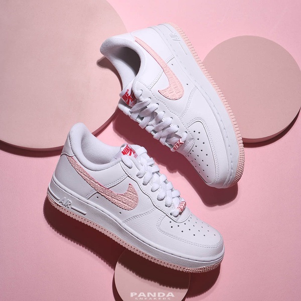 Nike AIR FORCE 1 Valentine's Day รองเท้าลําลอง สวมหุ้มข้อ สําหรับสตรี สีขาว สีชมพู DQ9320-100
