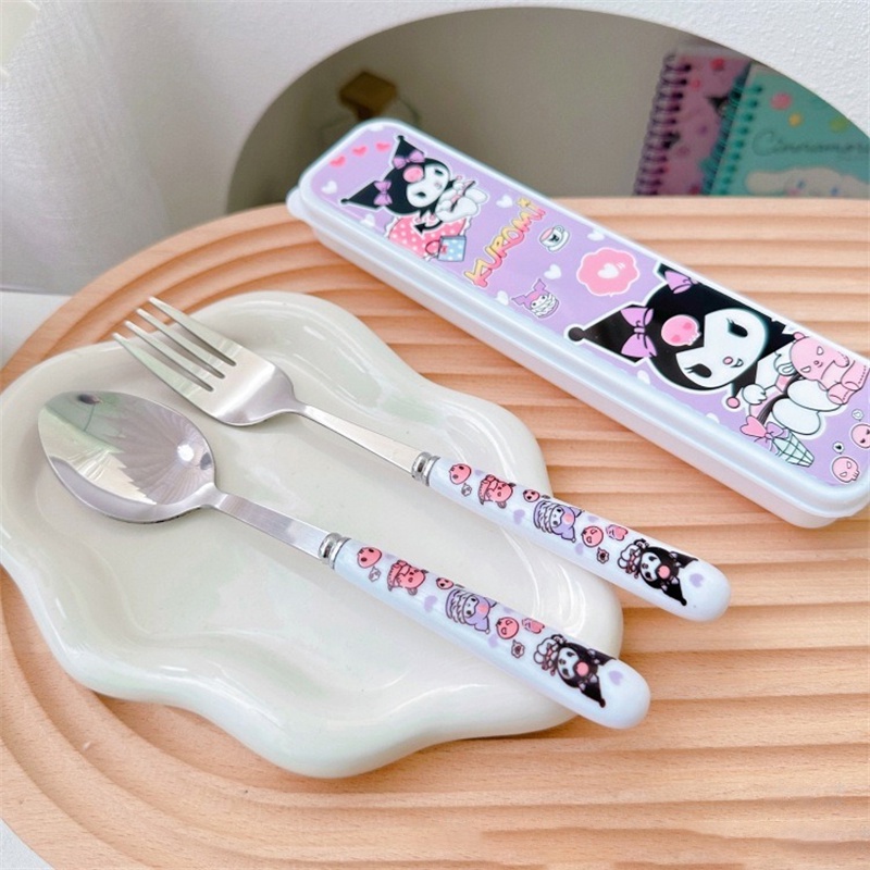 สแตนเลสสร้างสรรค์ชุดบนโต๊ะอาหาร Sanrio น่ารักการ์ตูน Kuromi Cinnamoroll ช้อนส้อมชุดนักเรียนบนโต๊ะอาหารแบบพกพาพร้อมกล่องเก็บของสำหรับเด็กของขวัญ [COD]