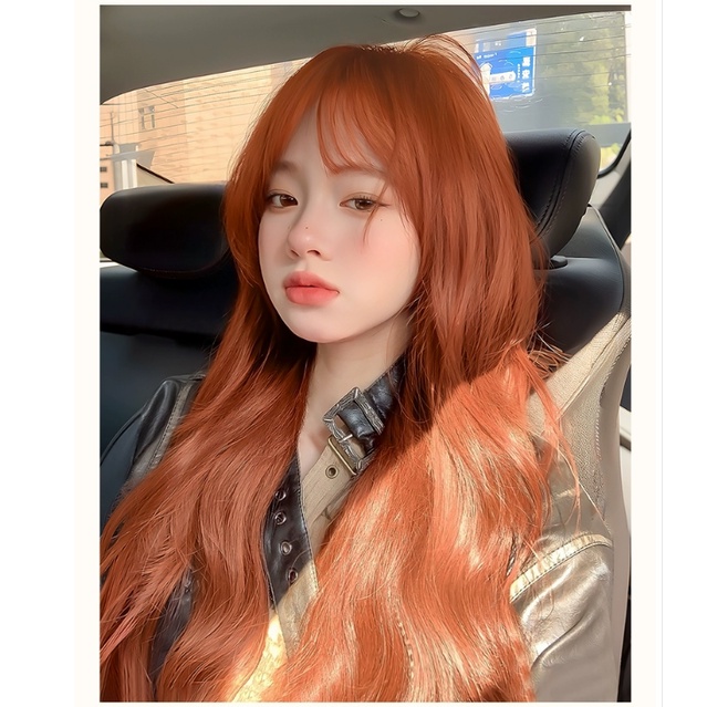 วิกผมหยิกยาว สีส้ม สไตล์เกาหลี พร้อมหน้าม้า ลอนใหญ่ วิกผมสังเคราะห์ธรรมชาติ อุณหภูมิสูง วิกผมไฟเบอร์ สําหรับผู้หญิง ผู้ชาย ปาร์ตี้