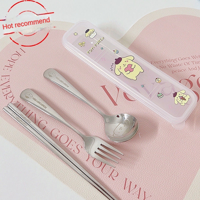 Sanrio พุดดิ้งสุนัข Kuromi การ์ตูน 304 บนโต๊ะอาหาร สเตนเลส แบบพกพา ผู้ใหญ่ เด็ก ตะเกียบ ช้อน ส้อม สร้างสรรค์ คุณภาพสูง ชุดสามชิ้น