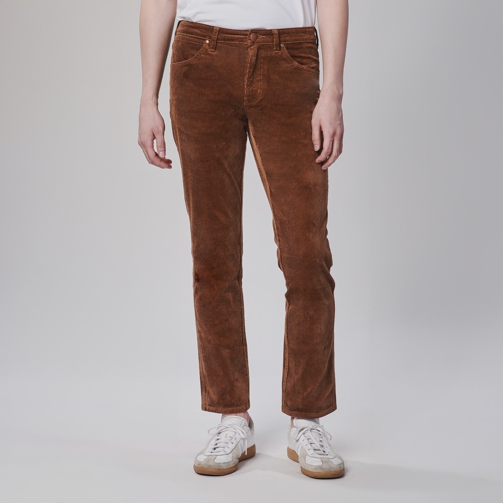 WRANGLER กางเกงลูกฟูกผู้ชาย คอลเลคชั่น Legend Of Wrangler FW24 เอวกลาง ทรงตรง Greensboro รุ่น WR F224MGREN31 สีน้ำตาล