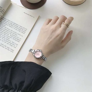 นาฬิกา นาฬิกาดิจิตอล สามและสี่ตลาดสด 2022 นาฬิกาผู้หญิง ins niche design simple steel band temperament fashion student quartz watch