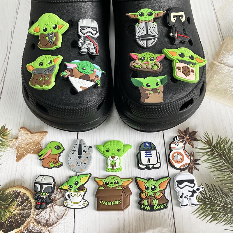 น่ารัก Yoda ดาบออกแบบ Jibitz Charm Star Wars Jibbits หุ่นยนต์ออกแบบ Pins Alien designks jibits สําหรับชายรองเท้าอุปกรณ์เสริมตกแต่ง