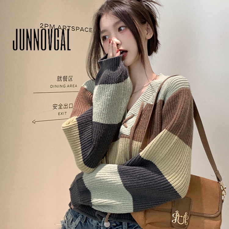 JUNNOVGAL เสื้อกันหนาวผู้หญิงสีตัดกันลําลองสไตล์ใหม่ Slim Fit แขนยาวทรงหลวมคอวี