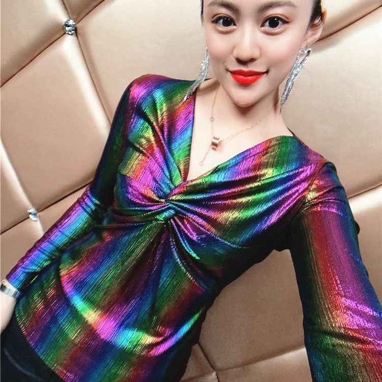 เสื้อยืดแขนยาว คอวี ประดับไข่มุก แวววาว สุดเซ็กซี่ แบบทันสมัย ขนาดเล็ก แฟชั่นสําหรับสตรี