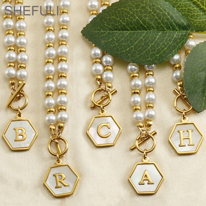 SHEFULI ไทเทเนียมเหล็ก OT หัวเข็มขัดเปลือกสีขาวจี้ตัวอักษร 18K Dold Pearl สร้อยคอ ZY86