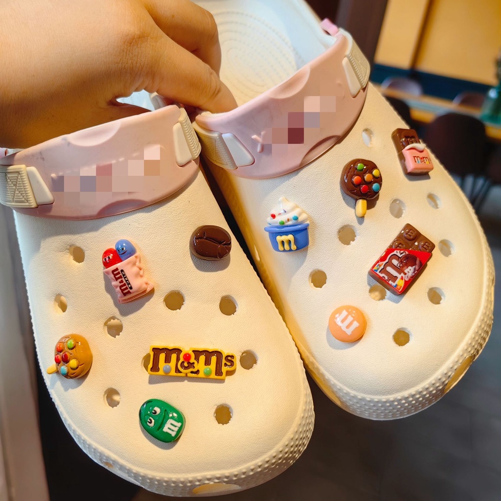 การ์ตูนช็อกโกแลต Croc Pin M&M Beans Jibbitz Letter Ice Cream Jibitz Crocs Popsicle Jibbits สําหรับผู้ชายอุปกรณ์เสริมรองเท้า