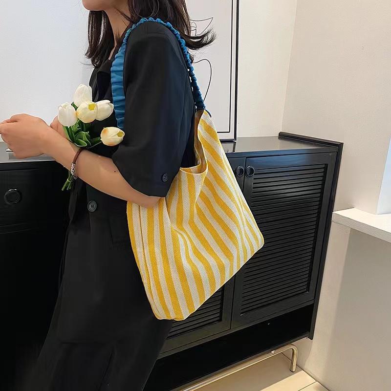 INS สไตล์ฮอต สไตล์เกาหลี กระเป๋าถือ กระเป๋าสะพาย ผ้าลูกฟูก พิมพ์ลาย เหมาะกับหลากหลายสไตล์ พร้อมส่ง. - รูปที่ 4