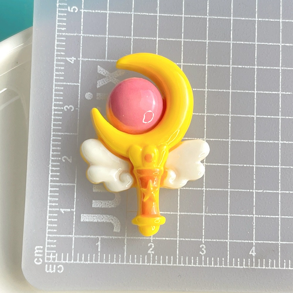[4 #] การ์ตูนเซเลอร์มูนแวววาว อุปกรณ์เสริมเรซิน กาวครีม เครื่องประดับผม diy เชือกรัดผม หัวเข็มขัดรองเท้า ตกแต่งความงาม รูรองเท้า หัวเข็มขัด อุปกรณ์เสริม SC