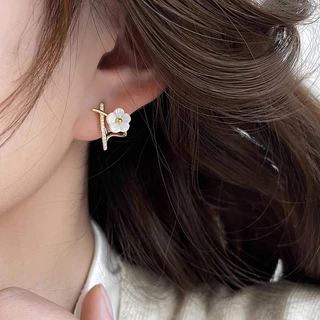 ต่างหูหนีบ ต่างหูแบบหนีบ ชุดเครื่องประดับ ต่างหู แบบคลิปหนีบ ประดับมุก ลายดอกไม้ สีขาว สําหรับผู้หญิง