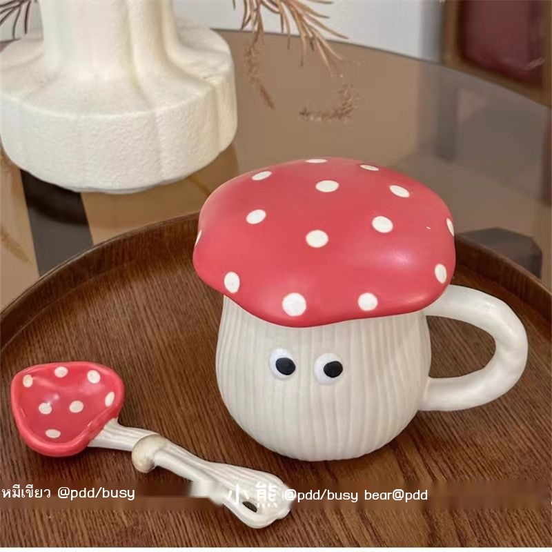 เห็ดถ้วยกาแฟดูสูงพร้อมฝาปิดน่ารักบนโต๊ะอาหารเซรามิกแก้วน้ำถ้วยสำนักงานการ์ตูนถ้วยเซรามิก
