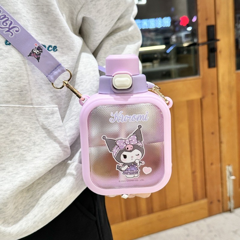 ถ้วยน้ํา Kuromi 2025 สไตล์ใหม่ Crayon Shin-Chan ขวดน้ําพร้อมฟาง Crossbody เด็กนักเรียนถ้วยพลาสติกสี่เหลี่ยมแบบพกพา