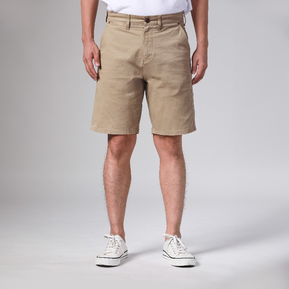 WRANGLER กางเกงขาสั้นผู้ชาย คอลเลคชั่น Legend Of Wrangler FW24 เอวกลาง ทรงตรง Chino รุ่น WR F224MCHIN29 สีน้ำตาล