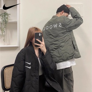 【พร้อมส่ง】ของแท้ 100% Nike SWoosh เสื้อแจ็กเก็ตเบสบอล ผ้าฝ้าย ปักลายโลโก้ กันลม สําหรับผู้ชาย และผู้หญิง DM1247